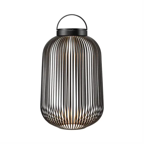 Sort, cylindrisk LED-lampe med lodrette stænger og bærbar hank. Lyset udsendes fra midten.