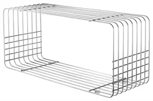 Kromfarvet trådreol i minimalistisk design, rektangulær og åben struktur.