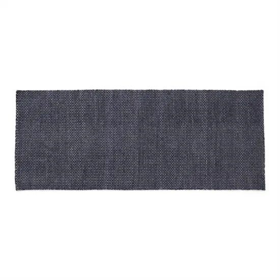 Rektangulær løber med tekstureret overflade i lilla farve, måler 80 x 200 cm.