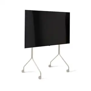 Minimalistisk TV-stander med hjul og monteringsramme, slankt design i lys farve.