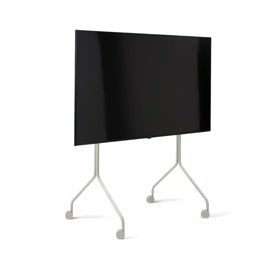 Minimalistisk TV-stander med hjul og monteringsramme, slankt design i lys farve.