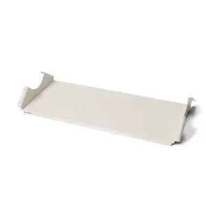 Flad, rektangulær hylde med buede ender i en lys perlefarve, designet som en Moon Tray Shelf.