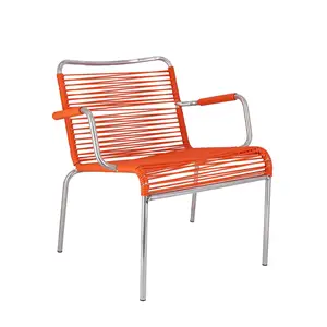 Orange loungestol med vævede strenge på en metalramme. Unikt design med sæde, ryg og armlæn.