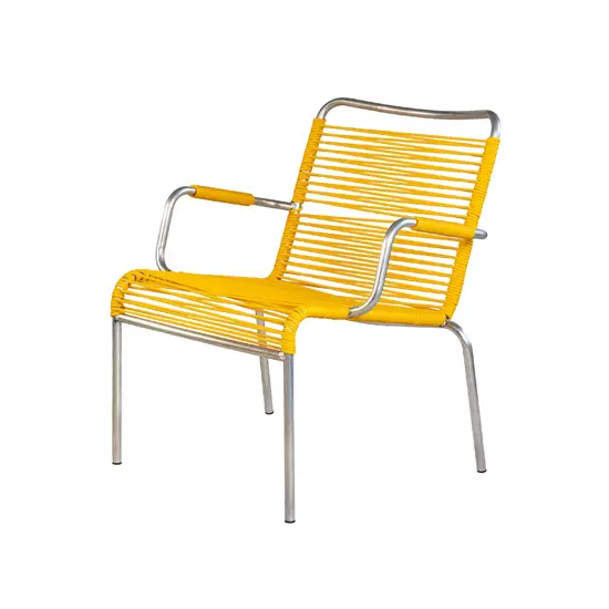 Gul loungestol med metalramme, vævet sæde og ryglæn, og armstøtter i moderne design.