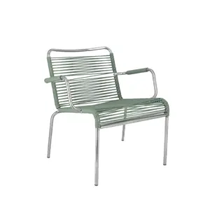 Loungestol med minimalistisk design, metalramme og grøn håndvævet PVC-sæde og ryglæn.