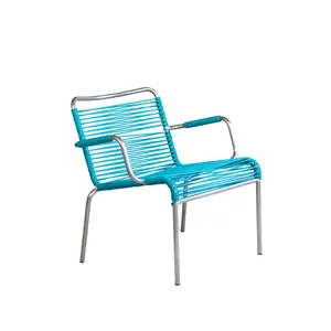 Moderne loungestol med metalramme og turkis snor, minimalistisk design og let at stable.