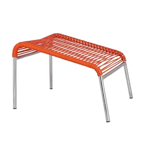 Udendørs orange fodskammel med åben fletdesign og moderne ramme, understøttet af fire ben.