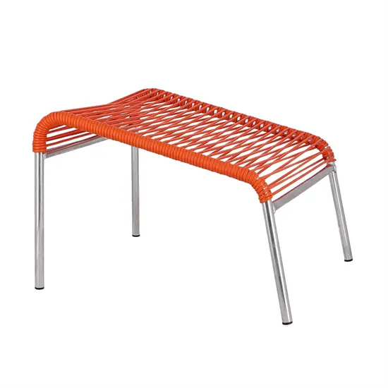 Udendørs orange fodskammel med åben fletdesign og moderne ramme, understøttet af fire ben.