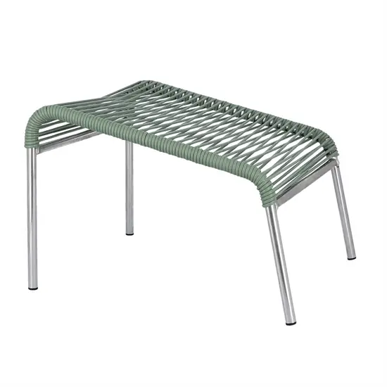 Fodskammel med sagegrøn, vævet overflade og metalben. Moderne design til udendørs brug.