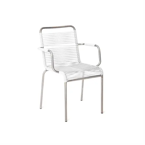 Hvid stol med metalstel og flettet sæde, ryglæn og armlæn. Minimalistisk og moderne design.