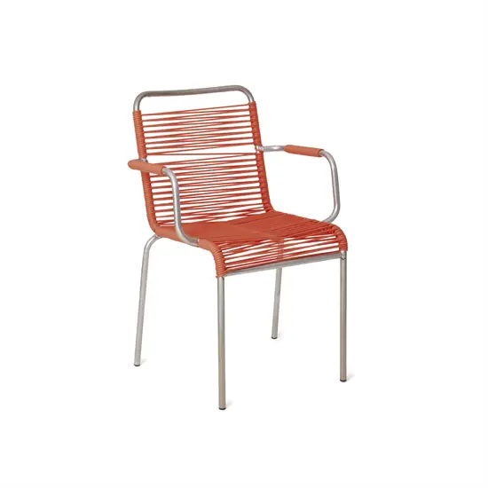 Udendørs stol med orange vævet sæde og ryglæn, metalramme og orange armlæn.