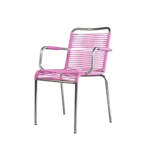 Pink havestol med aluminiumsramme, vævet sæde og ryg, inkl. armlæn. Moderne og stabelbar.