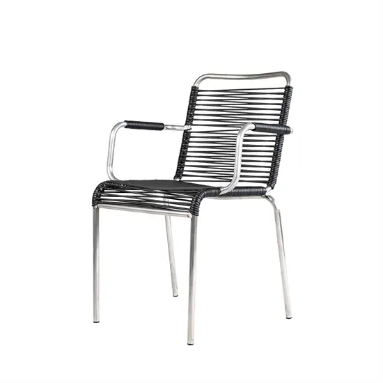 Moderne sort havestol med flettede sorte tråde og metalramme. Har armlæn og et stilrent design.