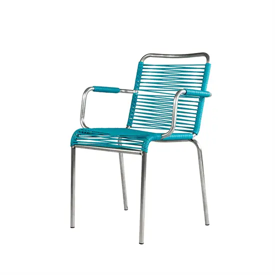 Turkis/blå stol med metalstel og vævet sæde, ryg og armlæn i moderne design.