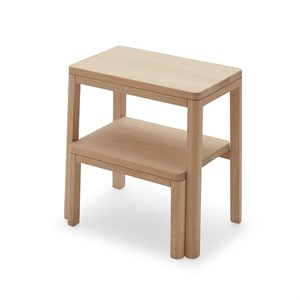 Lys trækonstruktion af Fritz Hansen Noboru Step Ladder med to trin og fire ben.