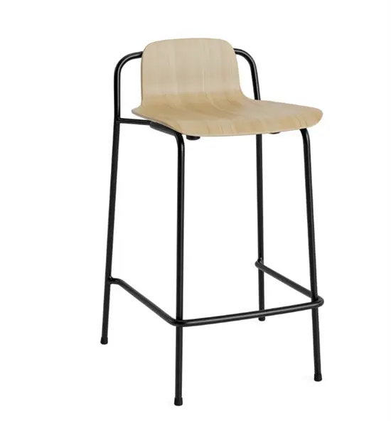 Barstol med lyst træsæde og sorte metalben, minimalistisk design.