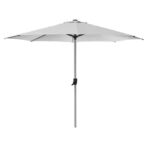 Stor, rund parasol i støvet hvid med centralt metalstativ og minimalistisk udseende.