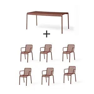Sæt med bord og seks armstole i jernrød, slattedesign, velegnet til udendørs brug.