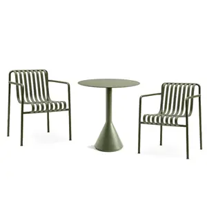 Rundt bord med konisk base og to olivenfarvede stole med lameldesign.