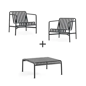 Udendørs møbelsæt med 2 slattede lounge stole og et lavt bord i sammenhængende design.