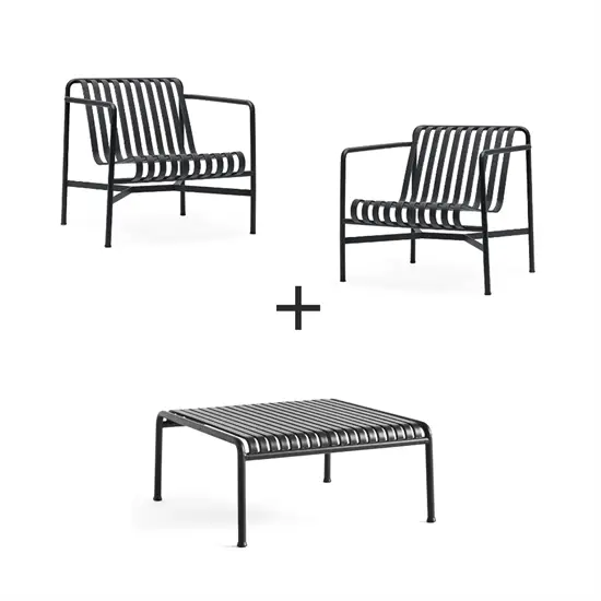 Udendørs møbelsæt med 2 slattede lounge stole og et lavt bord i sammenhængende design.