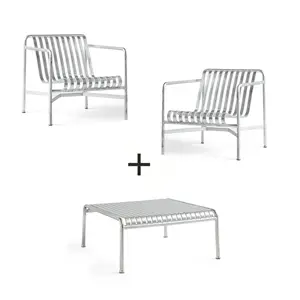 Moderne udendørsmøbelsæt i metal med to loungestole og et lavt bord, slatted design.