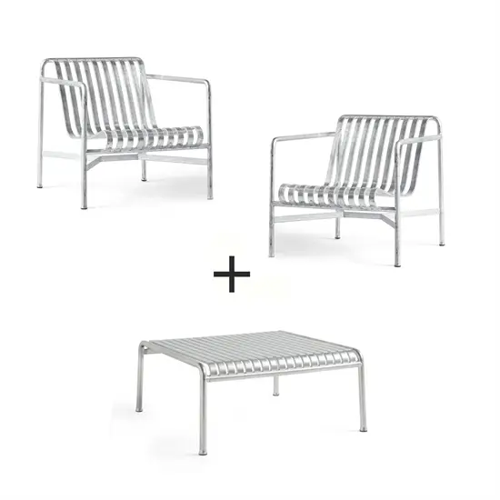 Moderne udendørsmøbelsæt i metal med to loungestole og et lavt bord, slatted design.