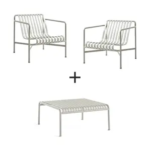 To loungestole og et lavt bord i slankt, moderne design med lamelstruktur og metalrammer.
