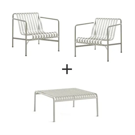 To loungestole og et lavt bord i slankt, moderne design med lamelstruktur og metalrammer.