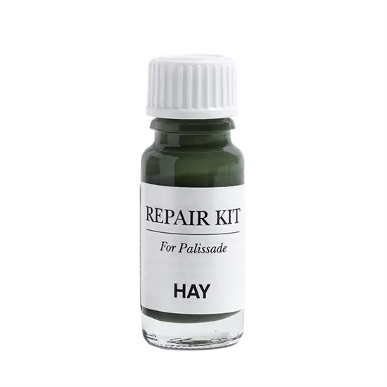 Lille flaske med olivenfarvet væske, hvidt låg og etiket med tekst "REPAIR KIT For Palissade HAY".