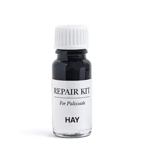 Lille flaske med mørk væske, mærket "REPAIR KIT For Palissade" fra HAY, med hvid skruelåg.