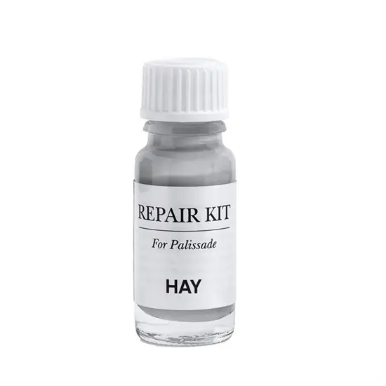 Lille flaske med hvid skruelåg, mærket "REPAIR KIT For Palissade" fra HAY, til Palissade produkter.