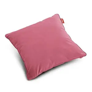 Kvadratisk pude i dyb blush, 50x50 cm, blød overflade med rød mærkat på siden.