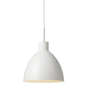 Hvid pendellampe med enkel, kuppelformet skærm og slank ledning. Stilren og moderne i designet.