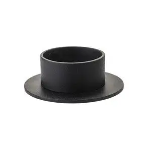 Sort, cylindrisk lysestage med flad, rund bund til én lys. Minimalistisk design.