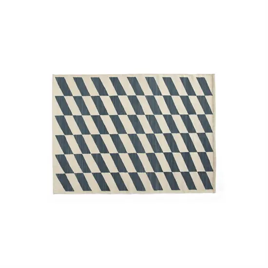 Tæppe med diagonale blå og cremefarvede striber, 140 x 200 cm.