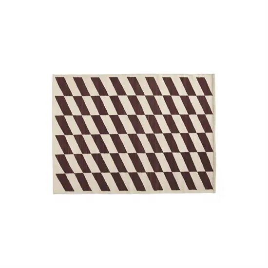 Rektangulært tæppe med diagonale røde og beige striber, måler 140 x 200 cm.