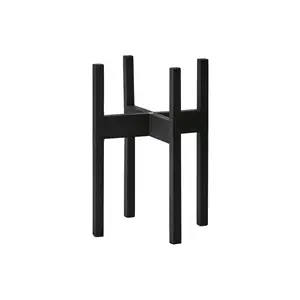 Sort træstativ med fire lodrette ben og krydsdesign i midten. Minimalistisk og moderne stil.