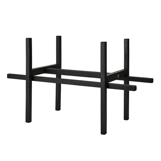 Sort asketræ stativ med krydsende bjælker, designet til GrowWIDE planter.
