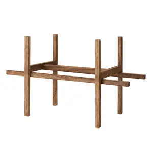 Træstativer i mørk eg, minimalistisk design med fire lodrette og vandrette stænger.