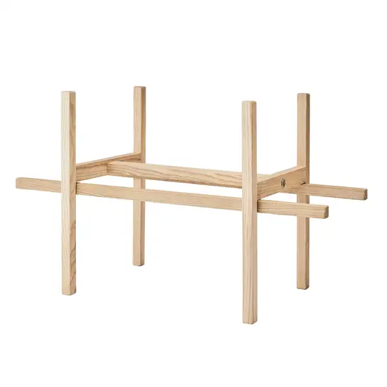 Træstativ i lys ask med minimalistisk design, fire lodrette ben og krydsende vandrette støttebjælker.