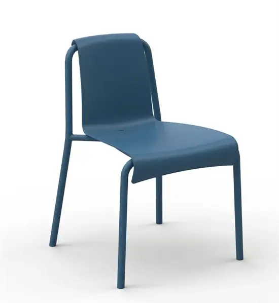 Moderne spisebordsstol i himmelblå farve, slankt design med buede linjer og glat overflade.