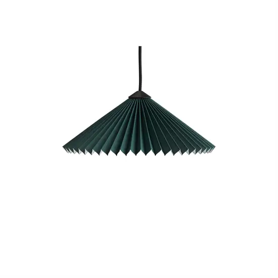 Grøn pendel lampe med foldet design og sort ledning mod hvid baggrund.