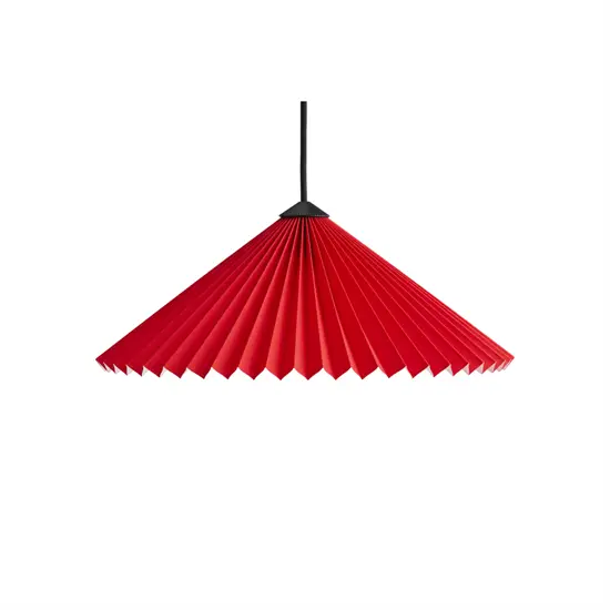 Lys rød pendellampe i konisk, plisseret design hænger fra sort ledning.