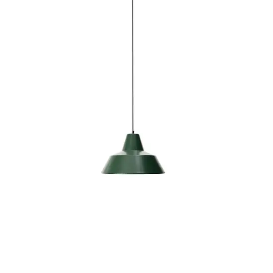 Værkstedslampe i racinggrøn med konisk design, hængende fra sort ledning.