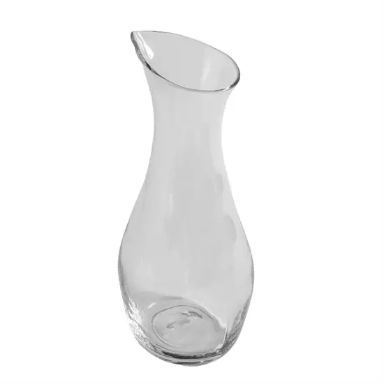 Klar glas karaffel med slank form, bred bund, smal hals og åben tud til hældning, 28 cm høj.