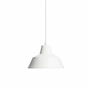 Mat hvid pendellampe med konisk skærm, minimalistisk design og enkel ophængning.