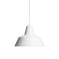 Mat hvid pendellampe med kegleformet design, hængende fra en ledning.