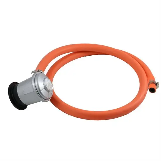 Metalregulator med tilsluttet lys orange gasslange.