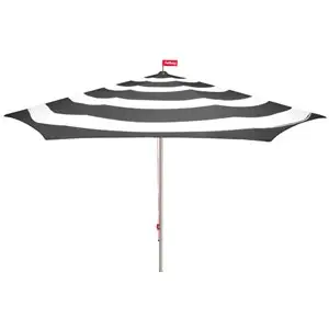 Fatboy Stripesol Parasol i sort og hvidt stribet design, set fra oven med central støttepæl.